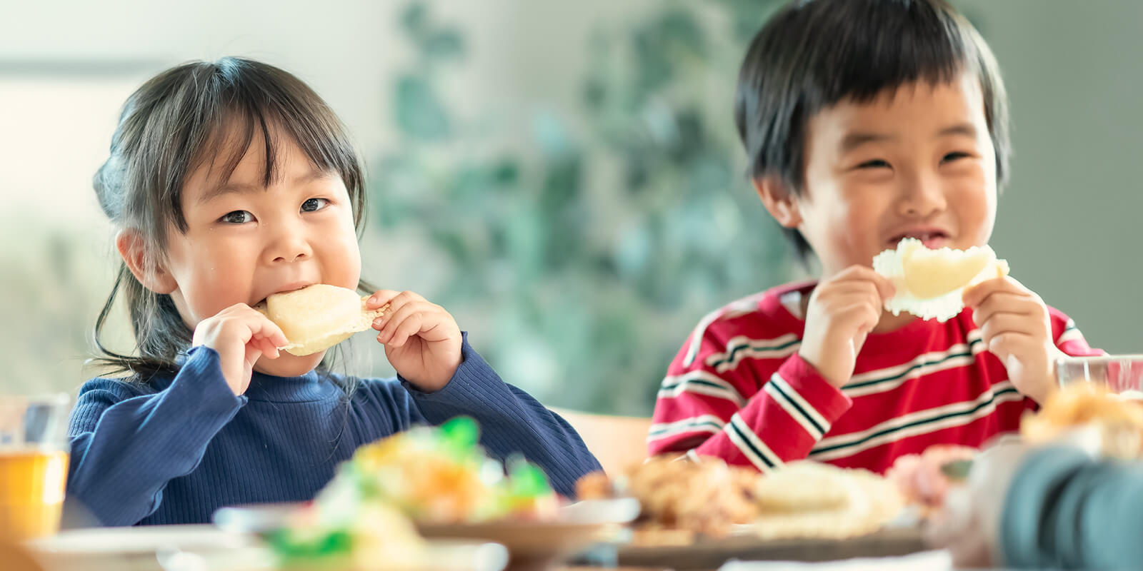 株式会社PEBORAのお米で作る羽根つき焼きおにぎりを食べる子供
