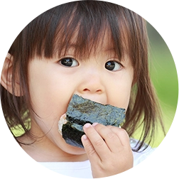 【業務用米・お米の仕入】おにぎりを食べる子ども